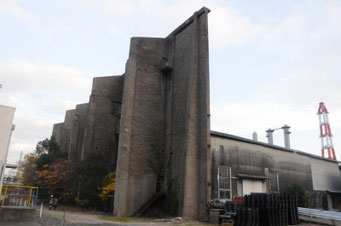 「嘆きの壁」と隣接する工場跡　画像はすべて許可を得て撮影。2010.12.2.