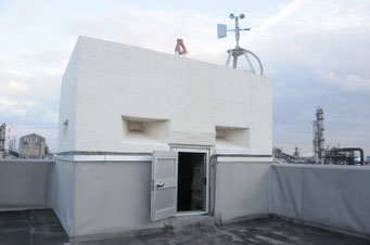 機銃砲台（西面）と入り口。画像はすべて許可を得て撮影。2010.12.2.