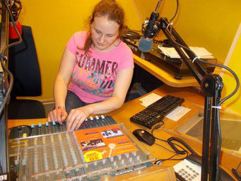 Foto Liliane Scharf als Radiomoderatorin 