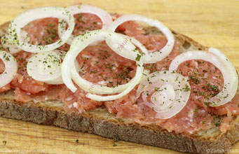 Mettbrot mit frischen Zwiebeln