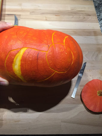 Kürbis mit aufgezeichnetem Motiv