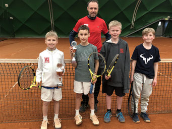 V. l. n. r.: Bezirksmeister U10 Julius Moh, Nikolai Moh, Leonard Wagner, Gabriel Gaida mit Hessenmeister Ludek 