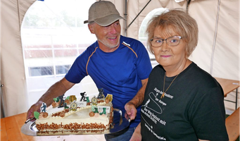 Konny Peter überreichte Jürgen Clemens eine Jakobsweg-Torte.