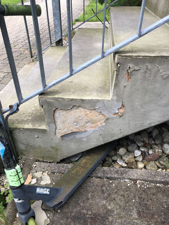 An der Sandor-Vegh-Straße im Salzburger Stadtteil Gneis stehen vier Doppelreihenhaushälften, die jeweils über eine Stiege zu erreichen sind. Trotz vorhergegangener Instandsetzungsmaßnahmen löste sich ihr Plattenbelag ab.