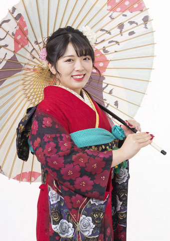 番傘と一緒に可愛く振袖撮影