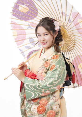 番傘と一緒に可愛く振袖撮影