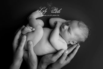 photo naissance d'un nouveau-né dans les mains des parents  par lyly flash photographe Brignoles