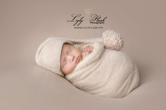 séance photo naissance avec bébé en emmaillotage par lyly flash photographe Brignoles