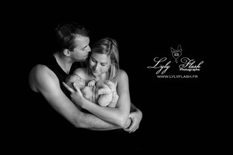 photo naissance en famille en noir et blanc par lyly flash photographe Brignoles