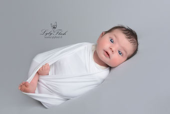 photo de bébé a la naissance dans son wrap d'emmaillotement par lyly flash photographe Brignoles