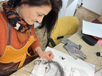 Fabienne Quenard à l'atelier, sculpture fil de fer 3D de Frida Kahlo