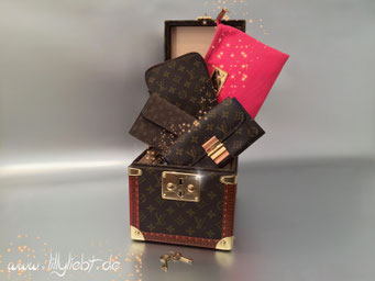 Louis Vuitton Monogram Canvas Boite Flacons, Organizer de Voyage & Elysee Geldbörse in Celeste, Monogram Mini Lin Porte Tresor International in Khaki, Antigua Pochette Plate GM in Rose