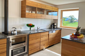 Komplett ausgestattete Küchenzeile mit Holzherd