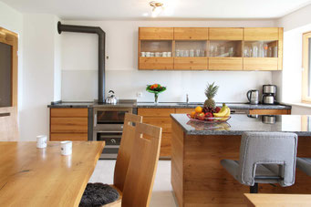 Komplett ausgestattete Küchenzeile mit Holzherd