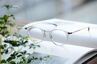 【毎日が楽しくなる様な常用遠近両用メガネ】　フレーム：EYEVAN Louis　レンズ：Nikon LOHAS100 1.60