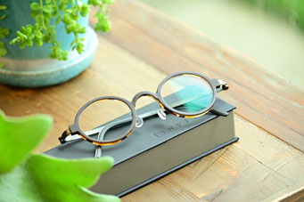【メガネを楽しんでいる奥様の常用メガネ】　フレーム：LINDBERG ACETANIUM 1011　レンズ：HOYA 1.60薄型非球面レンズ Cort