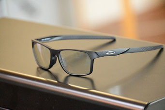 【対向車のライトの眩しさを軽減する偏光サングラス】フレーム：OAKLEY HEX JECTOR　レンズ：TALEX MO’EYE GRAY HM Cort