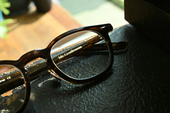 【キャラクターを大切にした遠近両用メガネ】　フレーム：Mr.gentleman EYEWEAR JBD　レンズ：HOYA 1,60薄型非球面レンズ HM Cort