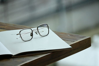 【塾講師がかける塾用メガネ】　フレーム：Mr.gentleman EYEWEAR PATRICK　レンズ：Ito Lens 1.60薄型球面カラーレンズ