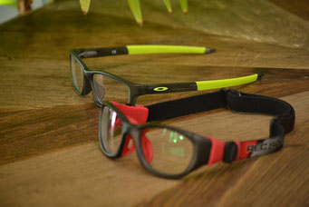 上　フレーム：OAKLEY CROSSLINK YOUTH  レンズ：HOYA 1,60薄型球面レンズ　　下　REC SPECS REC－RS51　レンズ：HOYA 1,60薄型球面レンズ
