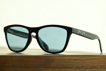 【毎日の通勤で使用する偏光サングラス】フレーム：OAKLEY Frogskins　レンズ：TALEX  EASE BLUE HM Single Cort
