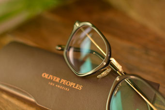 フレーム：OLIVER PEOPLES OV5422D レンズ：HOYA 1,60薄型非球面レンズ