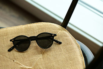 フレーム：Mr.gentleman EYEWEAR SAGAN　レンズ：TALEX TRUEVIEW FOUS