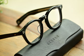 【ファッションのアクセントとしての伊達メガネ】　フレーム：EYEVAN GOODMAN　レンズ：HOYA 1,60薄型球面UVカットレンズ