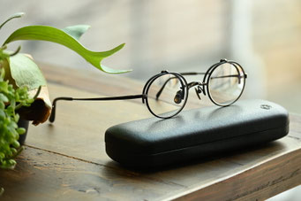 【老眼対策に使いやすさKameManNenのフリップアップメガネ】フレーム：KameManNen KMN-54　レンズ：Ito Lens ACROLITE1.74 TRN Cort