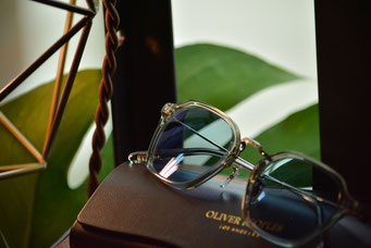 フレーム：OLIVER PEOPLES　OV5422D　レンズ：TALEX EASE BLUE
