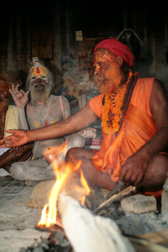 Sadhus-unterwegs-Tempel-Kathmandu-B946