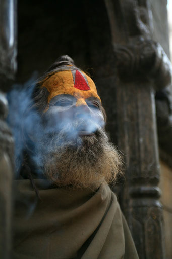 Sadhus-unterwegs-Tempel-Kathmandu-B943