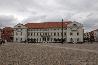 Das heutige klassizistische Rathaus ist das dritte an dieser Stelle erbaute Gebäude. Das erste, ein Steinbau, wurde 1292 errichtet und brannte 1350 ab. Das nachfolgende im 14. Jh. war ein spätgotischer Bau, welcher jedoch 1807 einstürzte.