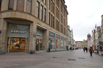 Zurück in der Stadt kommen wir direkt nach dem Markt am Stammhaus von Karstadt AG vorbei, welches 1881 in Wismar mit 1 Angestellten als "Tuch-, Manufactur- und Confectionsgeschäft Karstadt" gegründet wurde. Und als erstes Bargeld einführte.