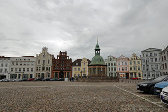 Blick auf den Marktplatz von der Hafenseite her.