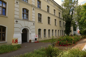 1960 Teil der schwedischen Festung, diente es als königlich-schwedisches Provianthaus. Ab 1750 als Packhaus genutzt. 1880 Umbau zur Kaserne, 1947 -1994 städt. Poliklinik, seit 1996 Wismarer Arbeitsamt