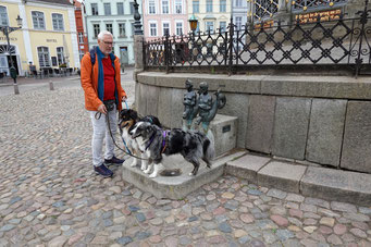 Die drei Männer vor den Bronzefiguren "Nix und Nixe", welche 1998 bei Renovationsarbeiten anstelle der aus früherem Schamgefühl entfernten Figuren aufgestellt wurden.