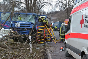 Schwerer LKW Unfall in Bernburg - BBGLIVE