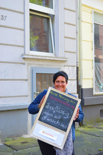 Diese Frau findet das Diskriminierung überflüssig ist und jeder glücklich sein soll!