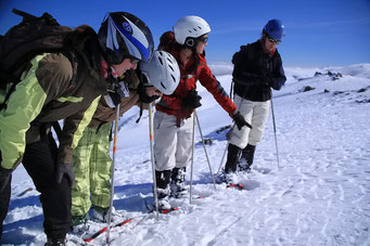 Und die Praktikantinnen erklären Färten im Schnee...