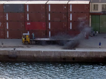 ... dann die nächsten fast Wracks im Hafen.