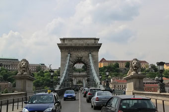 Die Kettenbrücke