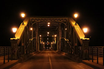 Brücke by night