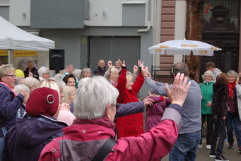 "Bei uns tanzt niemand alleine durchs Leben" – Senioren-Flashmob-Aktion im Rahmen des IZGS-Projekets GESCCO. | Foto: IZGS