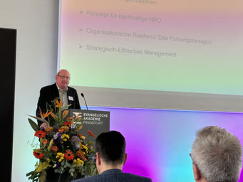 Vortrag von Dr. Alexander-Thomas Carey (HAW Hamburg) zum Thema "Organizational resilience of NPO-Enterprises" beim 15. Internationalen NPO-Colloquium 2024. | Foto: IZGS