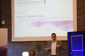 Prof. Dr. Michael Vilain (Vizepräsident für Forschung und Internationales der EHD) führt in das Tagungsthema "Too busy; didn't innovate!?" ein. | Foto: Schlitt, EKKW