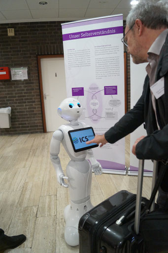 Der intelligente Roboter Pepper auf dem Social Talk 2017 © Sabine Schlitt, EKKW