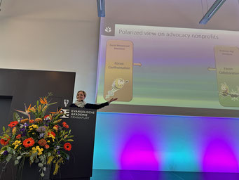 Vortrag von Maike A. Diepeveen (University of Eastern Finland) zum Thema "Mapping the Landscape: a Taxonomy of Advocacy Nonprofits' Interactions with Business" beim 15. Internationalen NPO-Colloquium 2024. | Foto: IZGS  