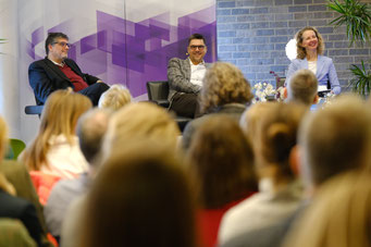 Prof. Dr. Andreas Schröer (Universität Trier), Prof. Dr. Michael Vilain (EHD) und Moderatorin Eva-Maria Jazdzejewski beim FLYING OPENING des Social Talk 2019 in der EHD  |  Foto: Ehrig, EHD