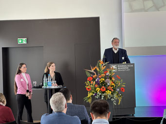 Vortrag von Prof. Dr. Andreas Schröer, Tamara Freis und Friederike Schütz (Universität Trier) zum Thema "Unsicherheit gestalten" beim 15. Internationalen NPO-Colloquium 2024. | Foto: IZGS 